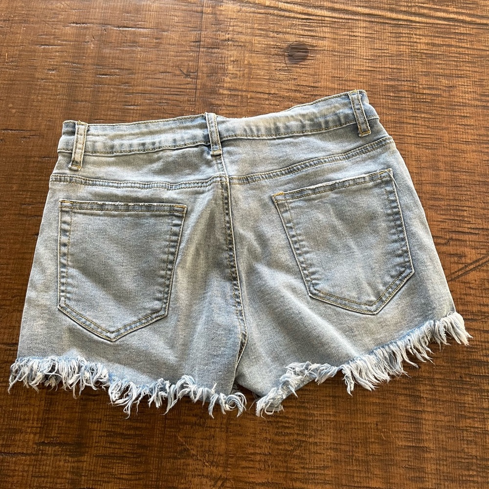 Light wash fringe jean shorts - Picture 7 of 8